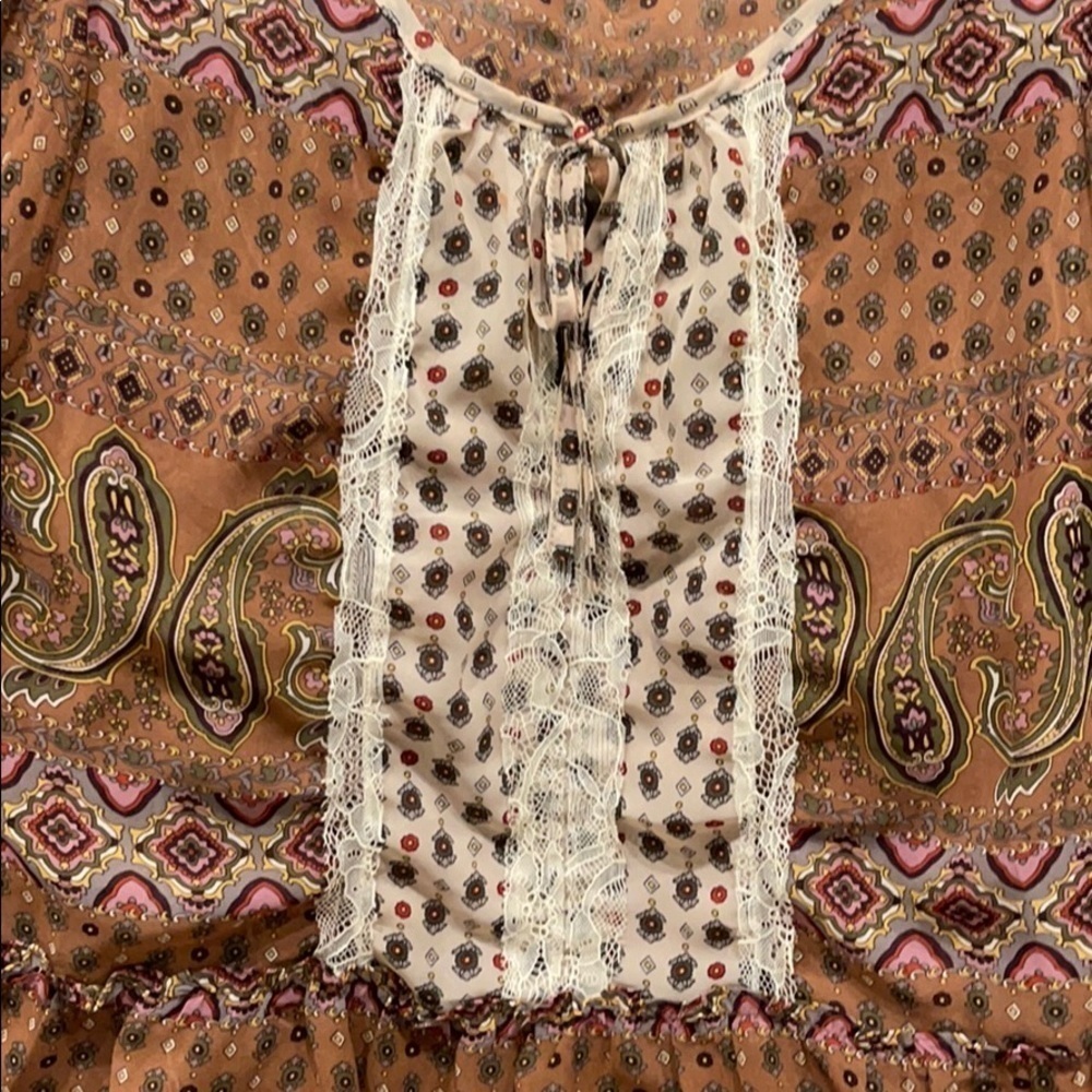 Q: GIMMICKS by BKE Bohemian Blouse Print Lace Detail Beige and Cream - Picture 3 of 8